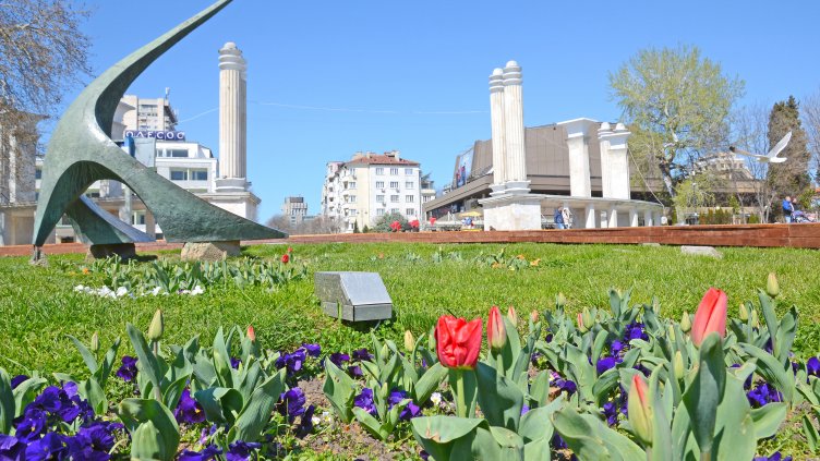 Обновиха пространството около Слънчевия часовник в Морската във Варна