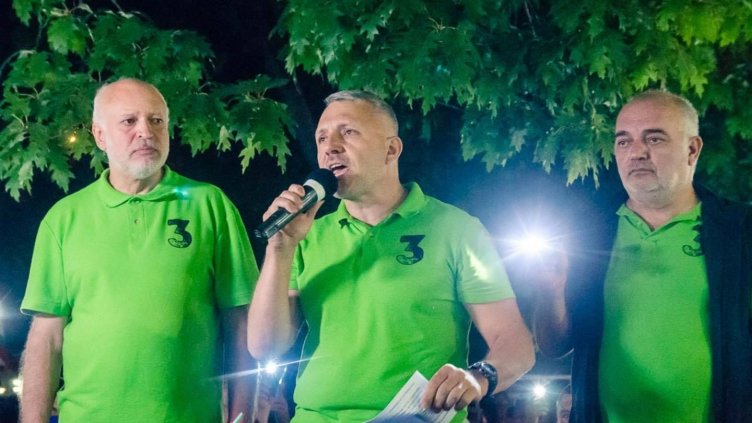 Протестиращи захапаха злостно "Отровното трио": Къде са дарените пари?