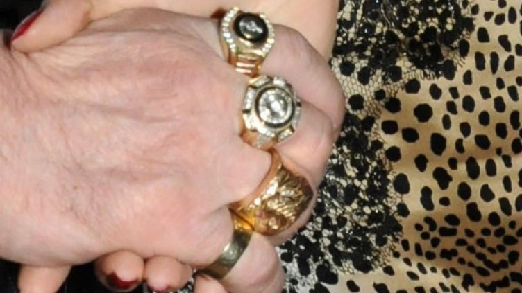 Румънци измамиха наивник, продали му жълт пръстен за златен