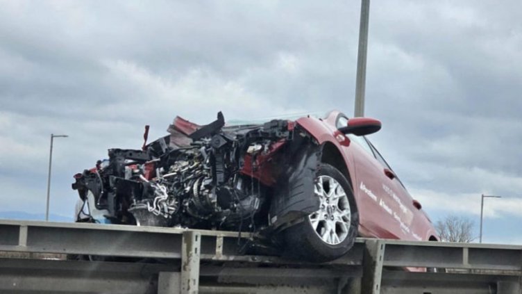 Кола се качи на мантинелата по АМ "Хемус"