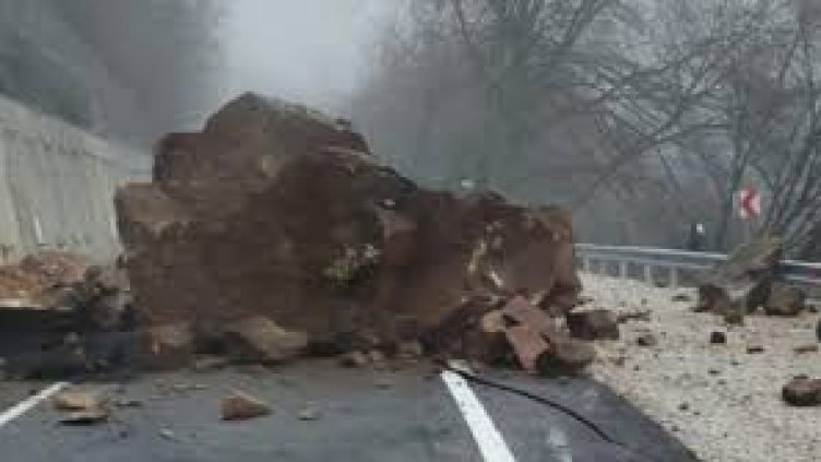 Пътна обстановка към 14 часа: "Петрохан" и пътят за Рилския манастир остават затворени