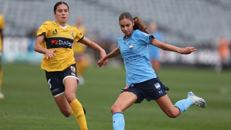 Нов удар срещу транссексуалните: Забраниха им да ритат в женския футбол на Острова