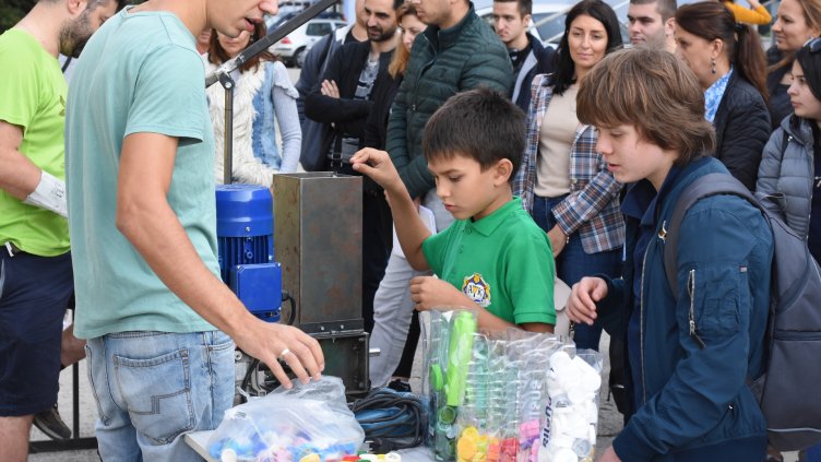 Заработи работилница за преработка на пластмасови капачки във Варна