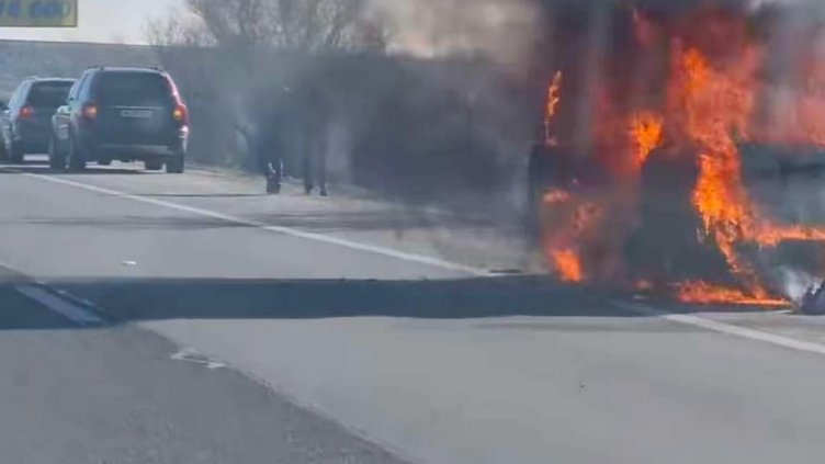 Автомобил горя на АМ "Тракия” (СНИМКИ)