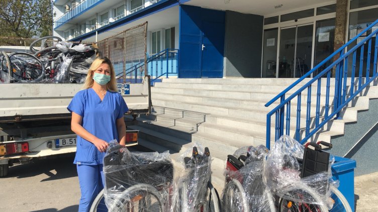 13 лечебни заведения във Варна получиха от Общината колички за хора с увреждания