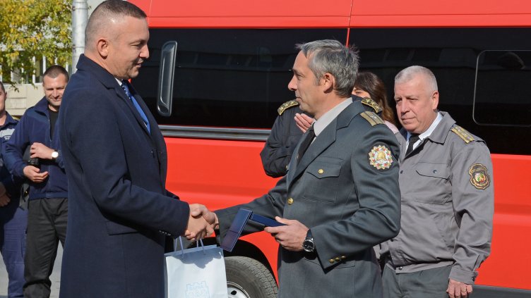 Наградиха пожарникаря - герой от пламналия влак (СНИМКИ)