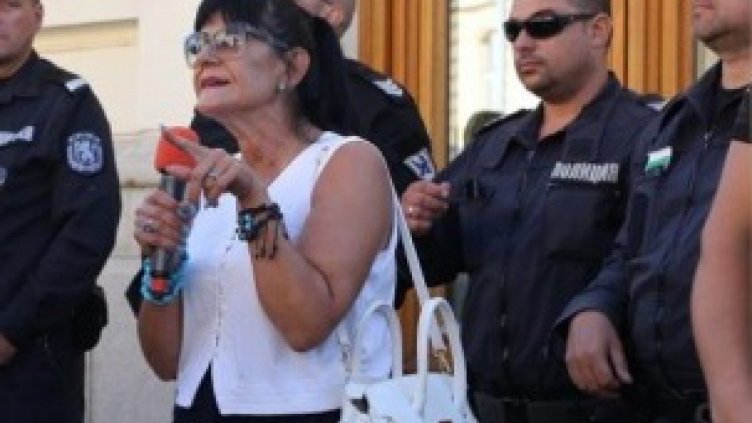 Полиция едвам опази Ива Николова от народната любов пред парламента днес