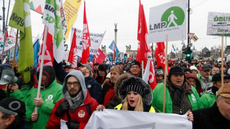 Да изметем режима: Унгарците отново на протест