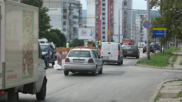 Начало на ремонта по бул. “Ян Хунияди” (СНИМКИ)