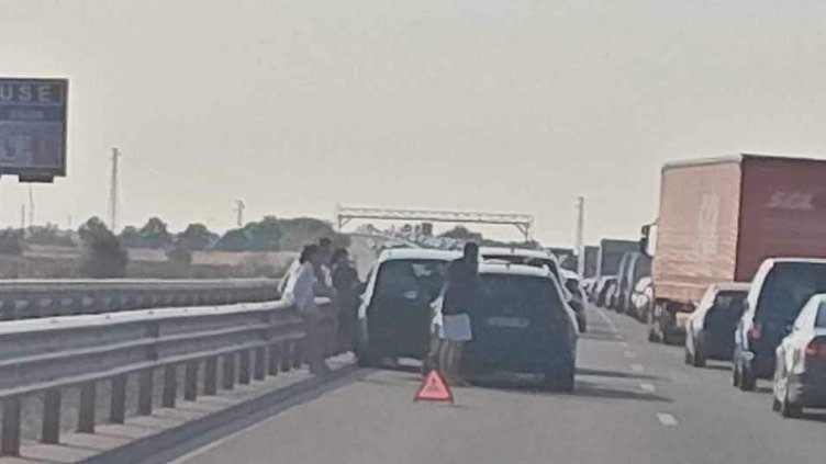 Две верижни катастрофи задръстиха пътя към морето