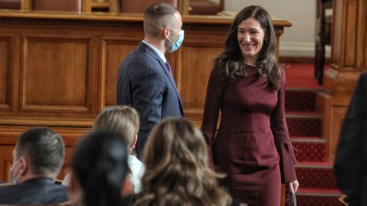 И като скочиха заплатите, та се облажиха сал едни – депутатите. С колко ли?