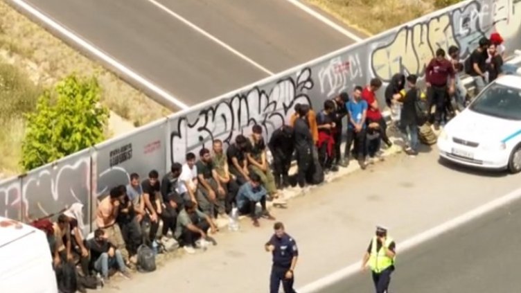 Стой, до стената! 56 гладни и жадни бежанци спипани в бус на "Тракия"