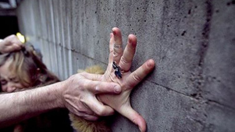 Двама отвлякоха и изнасилиха 45-годишна жена