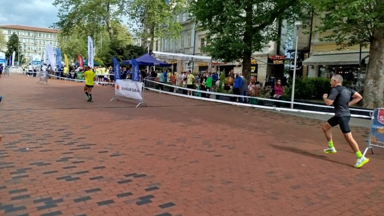 Стоян Владков и Мая Русева спечелиха маратона от 21 км във Варна