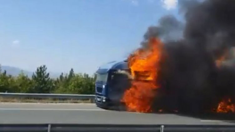 Камион с ремарке се запали на Аксаковска панорама