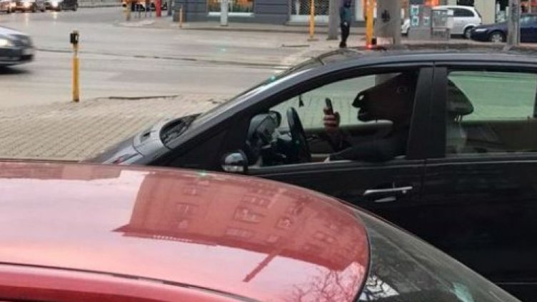 Опасна шега: "Кон" чати на пътя