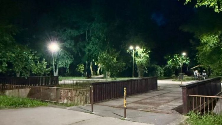 Частник смени лампите в "Аспаруховия парк"