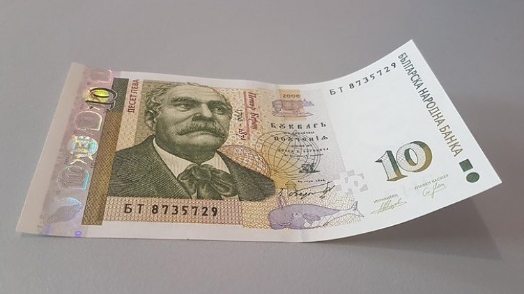 30-годишен опита да подкупи полицай в Провадия с...10 лв.