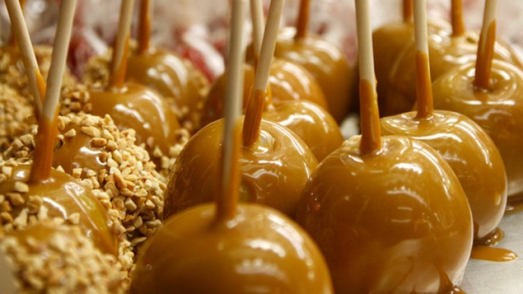 Карамелени ябълки на клечка