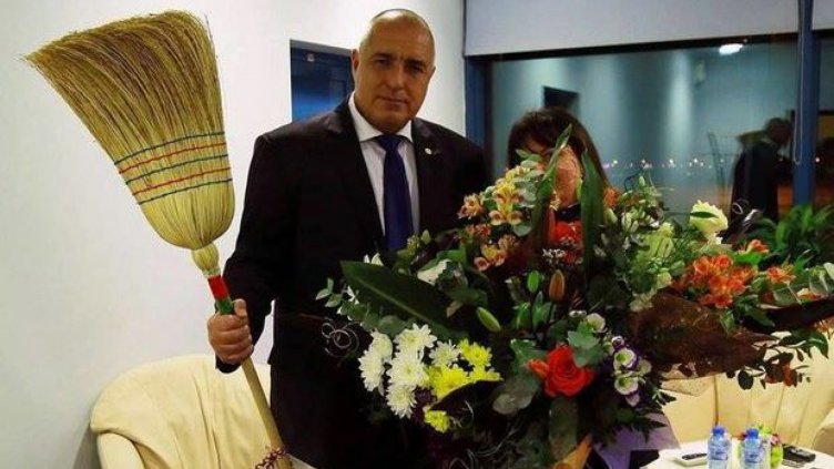 Снимка на деня: Бойко Борисов с метлата