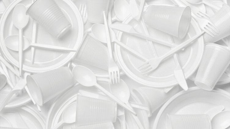 Пластмасовите прибори и кутии поскъпват от днес