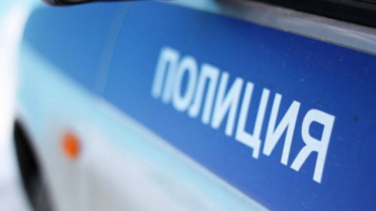 Боклукчия удари полицай с дъска