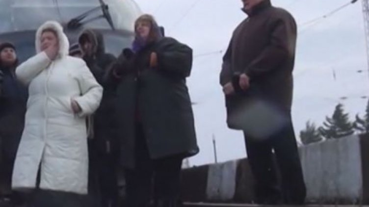 Жива верига блокира влака Карлово-Пловдив