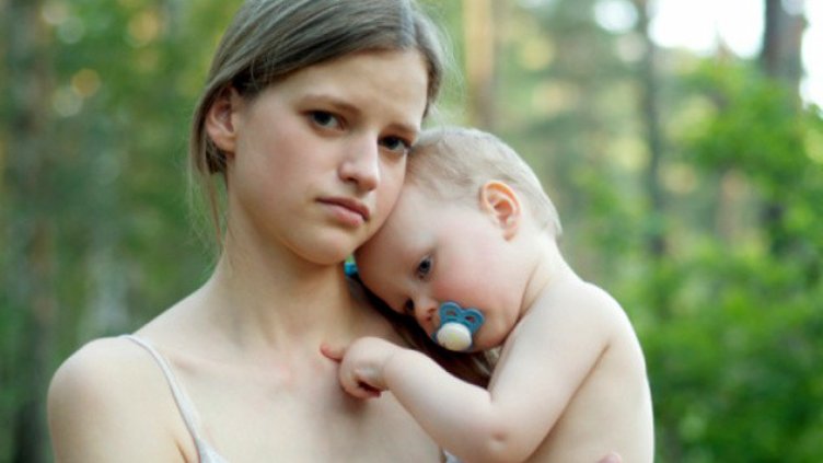Близо 300 български момичета под 15 години са станали майки през 2013