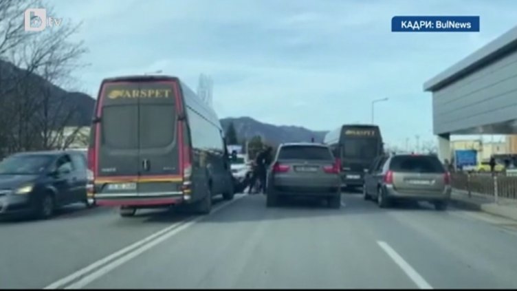 Поред бял ден: Шофьори се млатиха зверски на пътя (ВИДЕО)