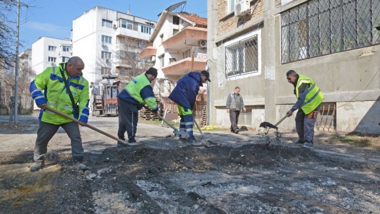 Продължава работата по облагородяване на междублокови пространства във Варна