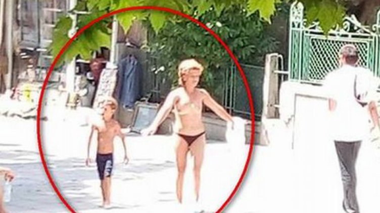 Жена се разходи полугола в центъра на Бургас