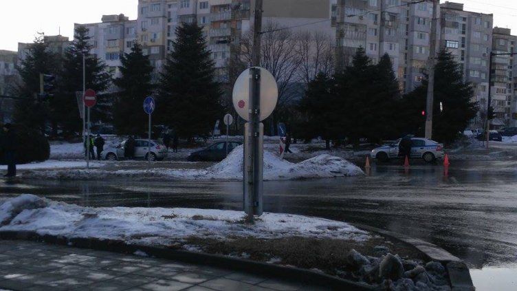 Млад шофьор блъсна жена и дете на бул. "Трети март"