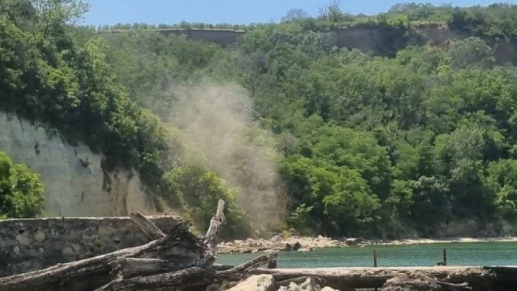 Областният: Кметът да вземе незабавни мерки за падналия скат на плаж "Романтика"