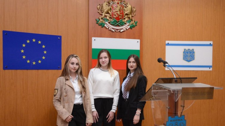 Три дами бяха „кмет за един ден“ на община Варна (СНИМКИ)