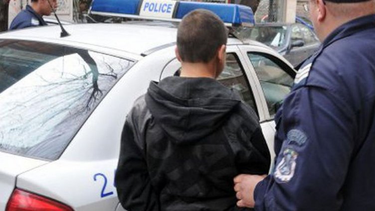 Окошариха младеж, свил алкохол от магазин в центъра на Варна