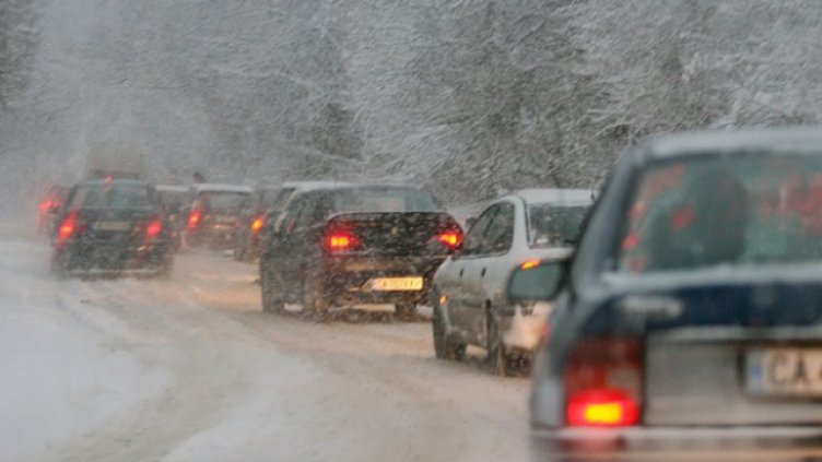 Аварирал ТИР затрудни трафика по пътя София-Варна