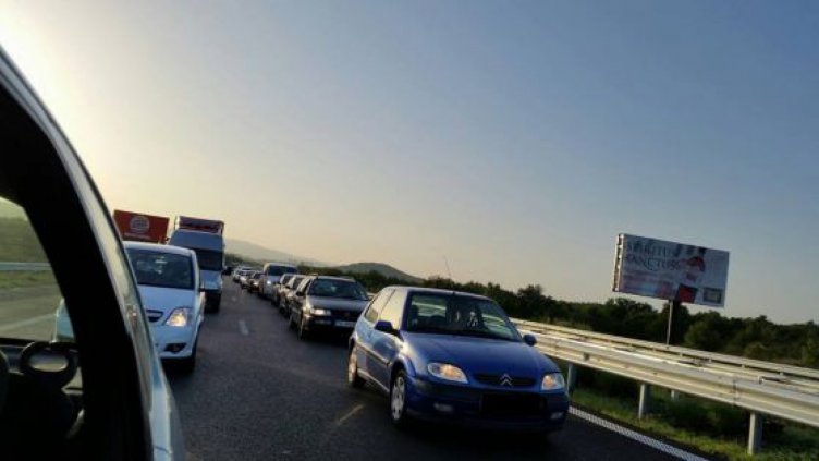 Колони от автомобили затрудняват движението на магистрала „Тракия“