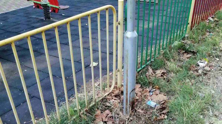 Дете е в болница след токов удар от стълб до детска площадка във Варна