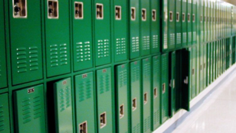 Наесен в половината училища ще има шкафчета