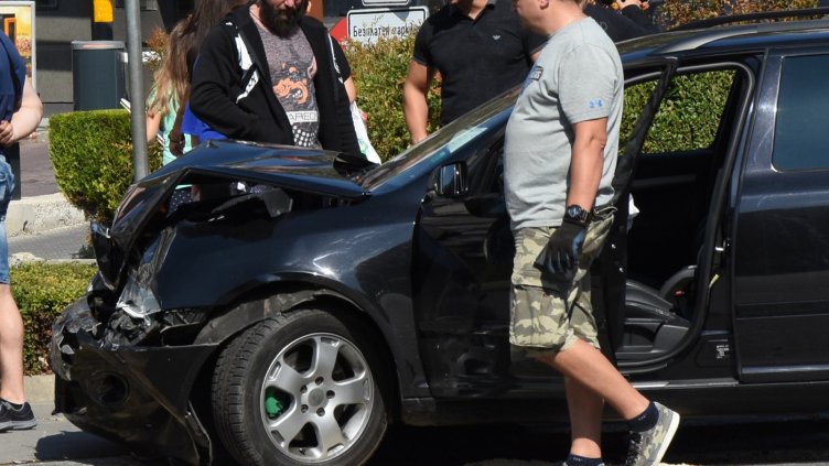 Тежка катастрофа в центъра на Варна (СНИМКИ)