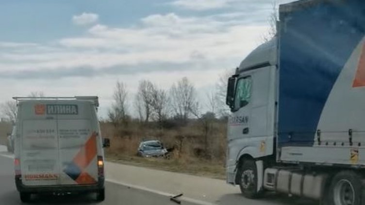 Меле на АМ "Тракия" между камион, кола и бус