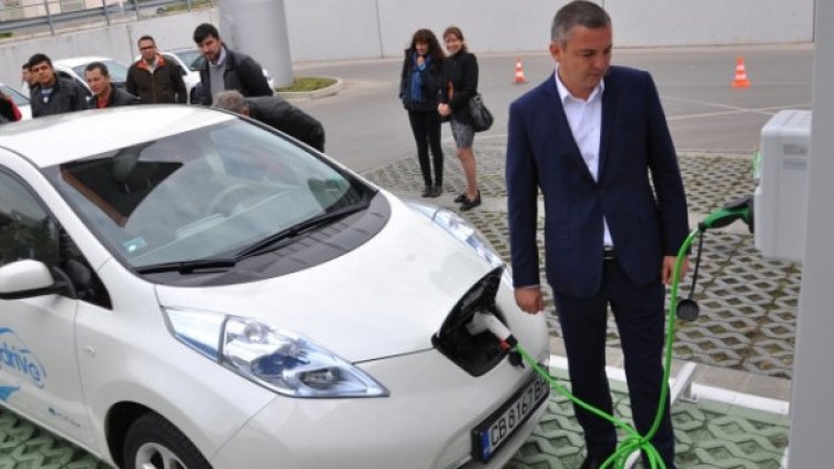 Електромобилите във Варна остават два дни без зарядни станции