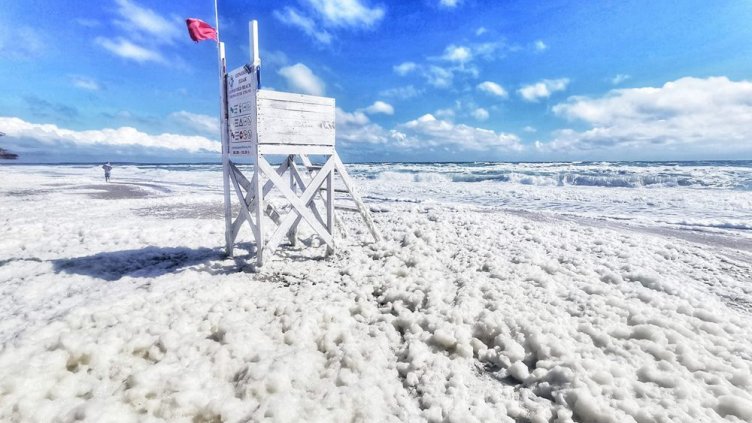 Бяла пяна обгърна като пелена плажа край Шабла