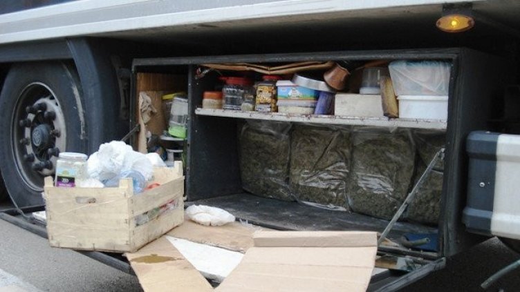 Турски тираджия спипан на Дунав мост 2. В камиона му – кока и канабис!