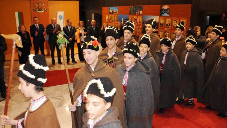 Коледари гостуваха в общината на Иван Портних (СНИМКИ + ВИДЕО)