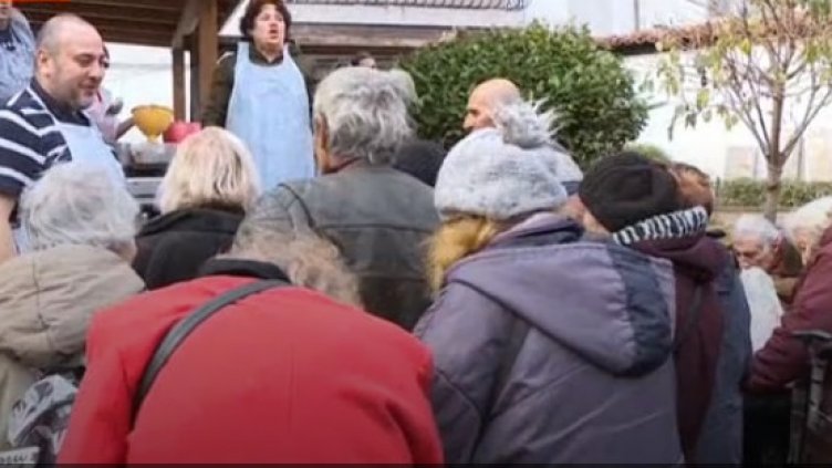 Раздават пакети с храна за Бъдни вечер във Варна