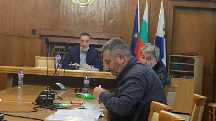 Кметът на Бургас алармира, че свършват тестовете за вируса