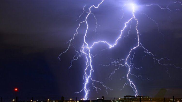 Мълнии изпепелиха две къщи в Монтанско