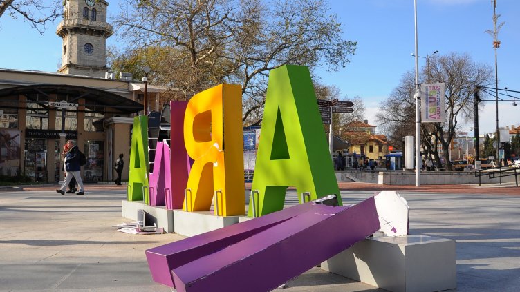 И отново надписът на културна младежка Варна - разбит