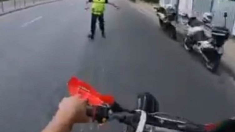 Отнеха книжката на мотоциклетист, карал на една гума по оживен булевард